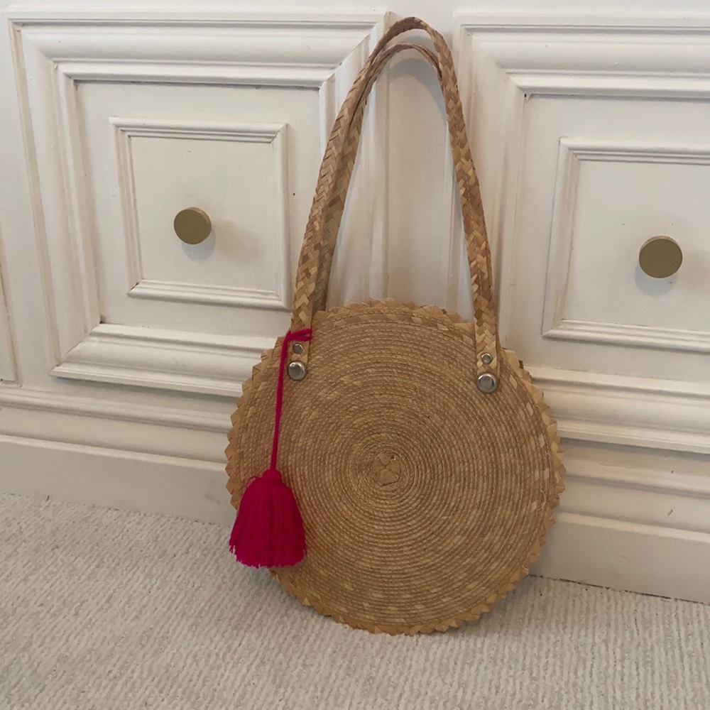 Beach bag with pink tassel